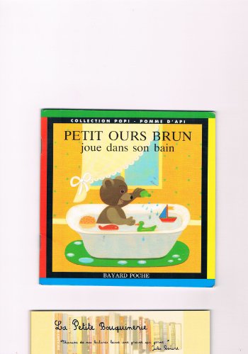 petit ours brun joue dans son bain
