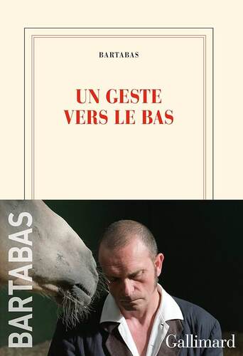 un geste vers le bas  