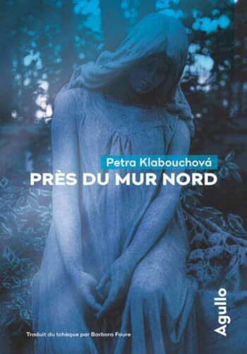 près du mur nord
