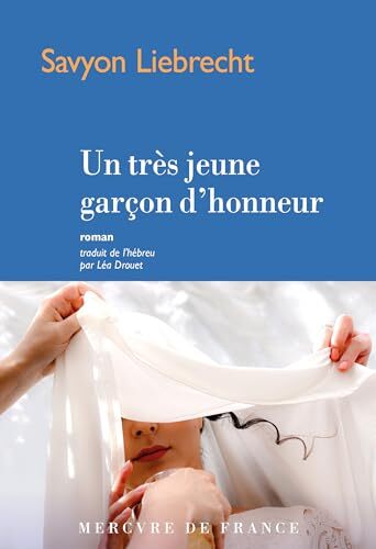 un très jeune garçon d'honneur  