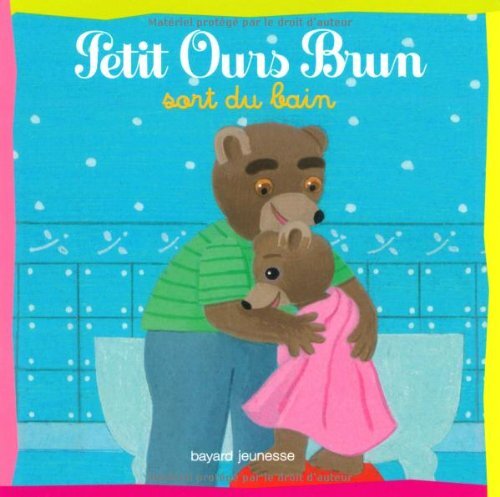 petit ours brun sort du bain