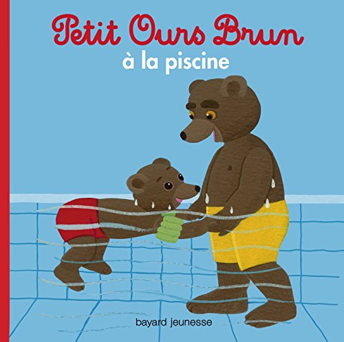 petit ours brun à la piscine