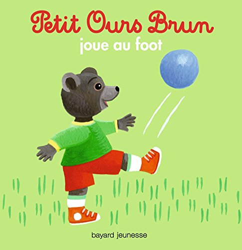 petit ours brun joue au foot