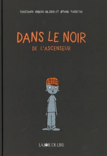 dans le noir de l'ascenseur