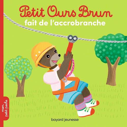 petit ours brun fait de l'accrobranche